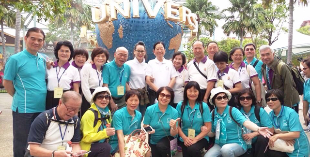 圖／鄭爸爸在新加坡和大家合照照片